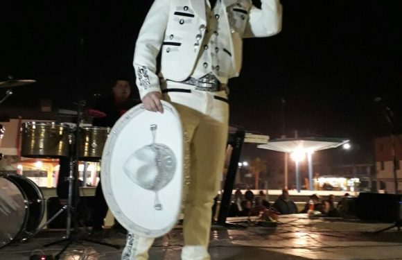 Cientos de juarenses rinden homenaje a la memoria del Divo de Juárez en el evento “Las Mañanitas a Juan Gabriel”