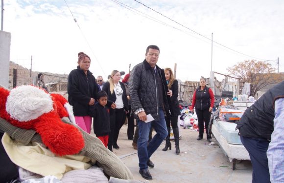 Acude Presidente Municipal Cd. Juárez, Chih. a colonia Siglo XXI donde seis familias perdieron sus viviendas en incendio