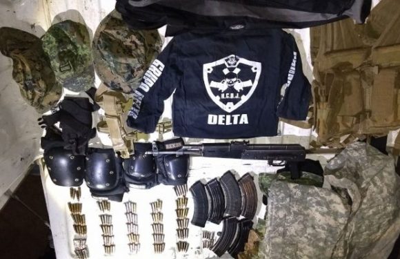 Detienen a sujeto con droga, armas, municiones y equipo táctico.