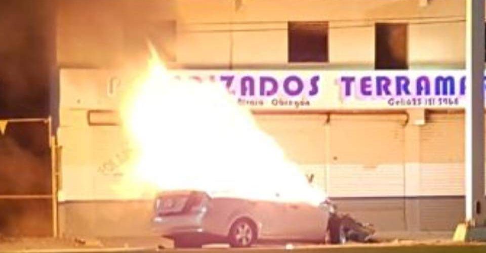 Impresionante choque frontal con incendio