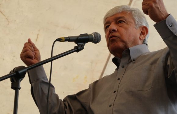 AMLO comaparte dos encuestas que posicionan a MORENA arriba del PRI y PAN
