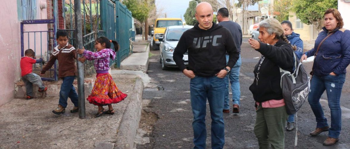 Diputado La Torre atiende peticiones de habitantes de la colonia Dale