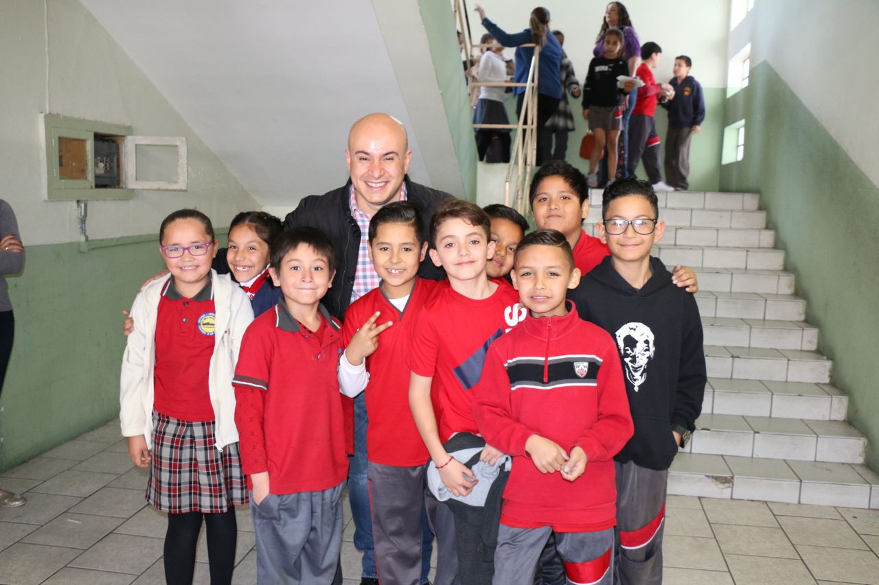Atiende diputado La Torre invitación de alumnos de la primaria Niños Héroes 