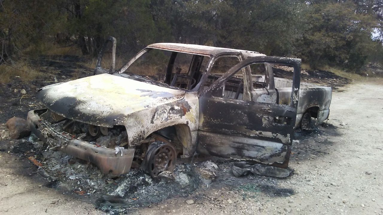 Dos personas sin vida y vehículo incendiado