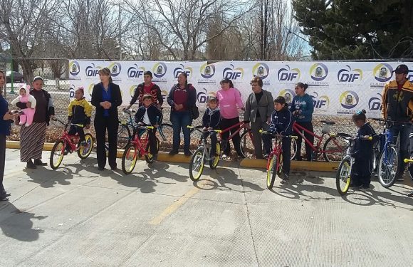Entregan once bicicletas a niños de Napavechi para que vayan a la escuela