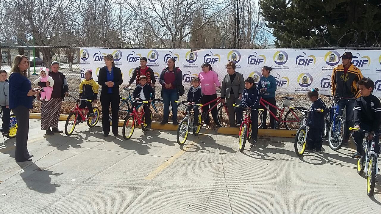 Entregan once bicicletas a niños de Napavechi para que vayan a la escuela