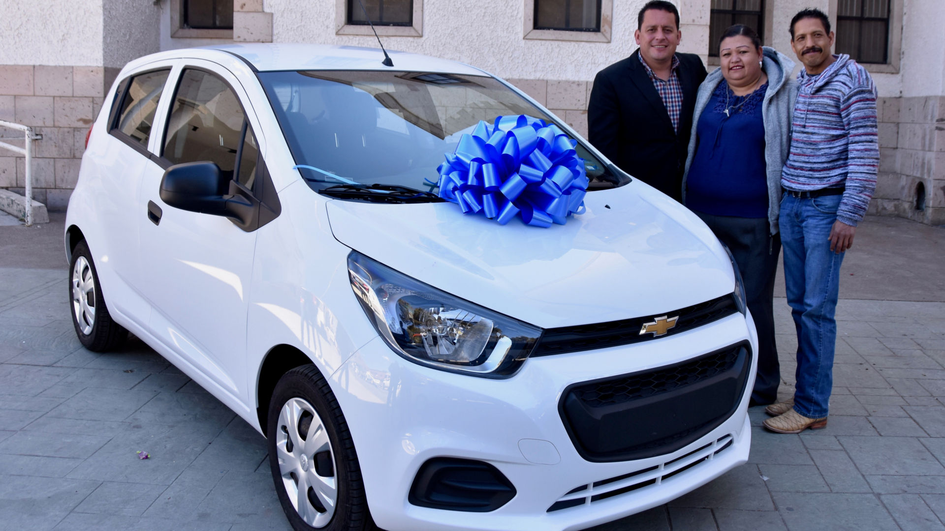 Municipio regala vehículo en Matrimonios Colectivas