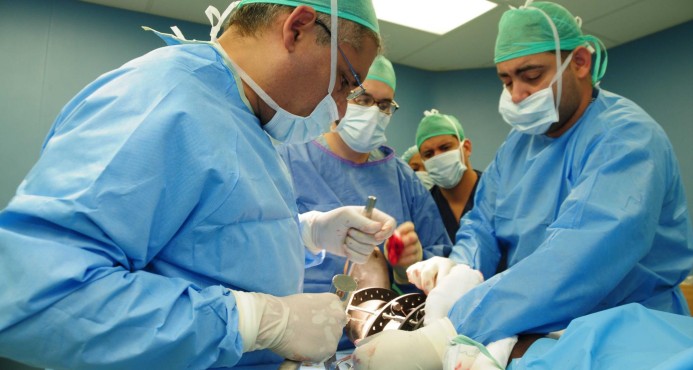 Proponen hasta cinco años de prisión para médicos que realice intervenciones quirúrgicas sin ser especialistas