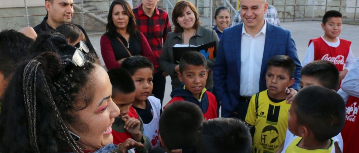 Escucha Miguel La Torre peticiones de niños que entrenan en el parque el Chamizal