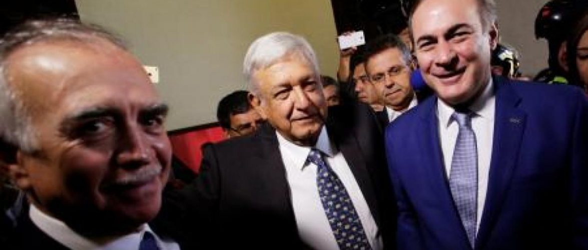AMLO acuerda con empresarios dar trabajo y estudio a más de 2 millones de jóvenes