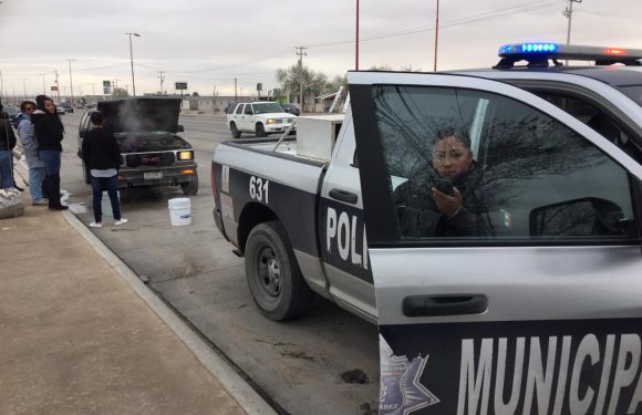 Juarez | Evitan policías municipales que se incendie camioneta