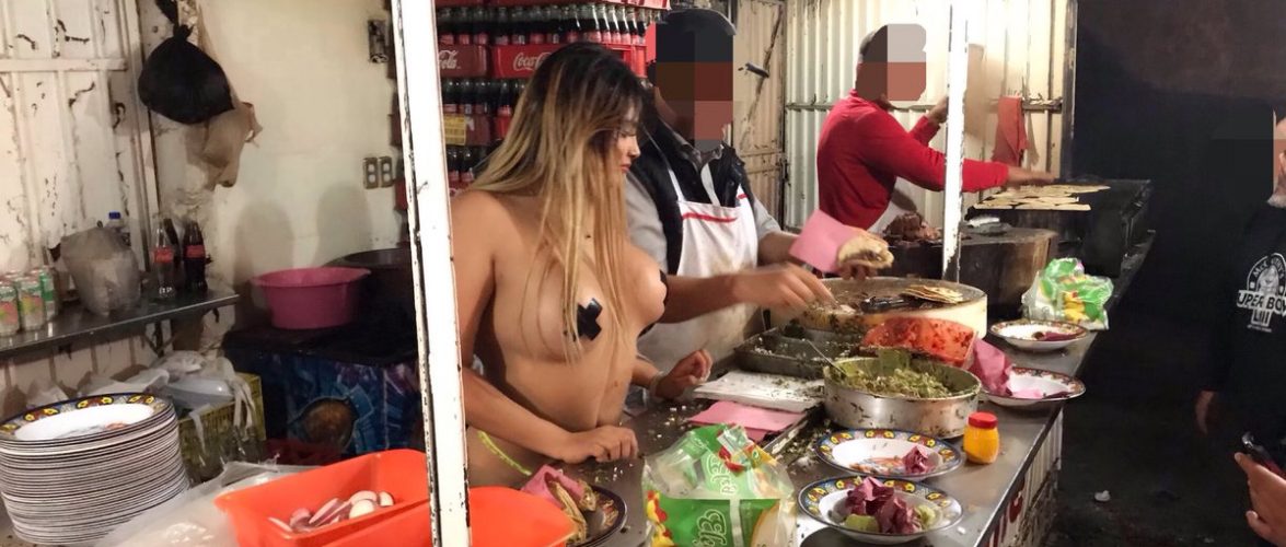 Vende tacos desnuda y se vuelve viral