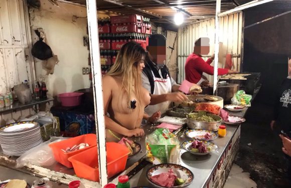 Vende tacos desnuda y se vuelve viral