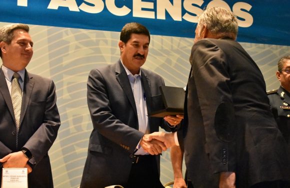 Entregan condecoraciones y ascensos a personal destacado de la FGE