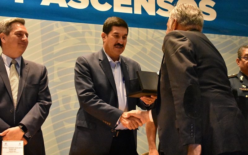 Entregan condecoraciones y ascensos a personal destacado de la FGE