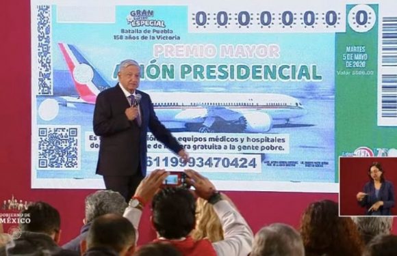 Amlo presenta cachito para rifa del avión presidencial