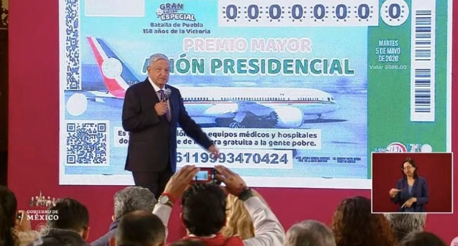 Amlo presenta cachito para rifa del avión presidencial