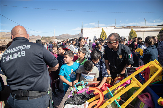 Bomberos repartieron más de 3 mil juguetes a niños en zonas vulnerables
