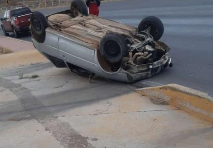 #Chihuahua | Vuelca vehículo en el R. Almada