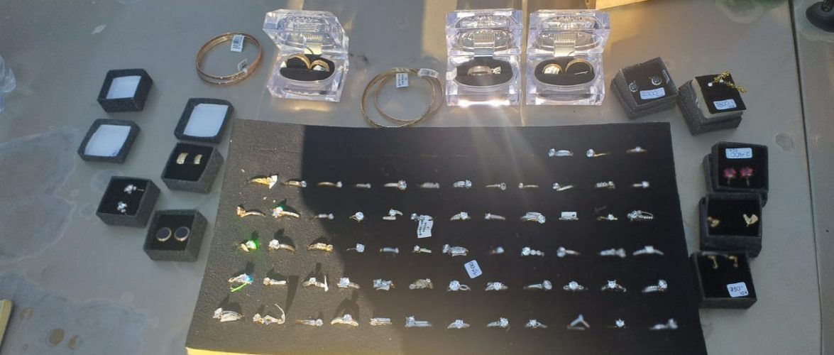 Detienen a hombre acusado de cometer un robo con violencia en joyería