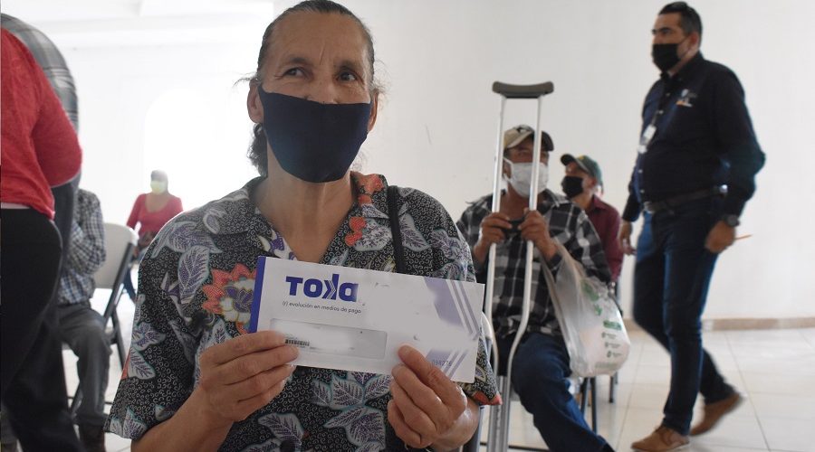 Chihuahua | Reciben sus becas de 1,343 pesos, 281 personas mayores o con discapacidad