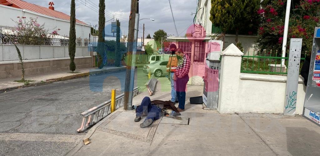 Empleado de Telmex se cae de poste mientras laboraba