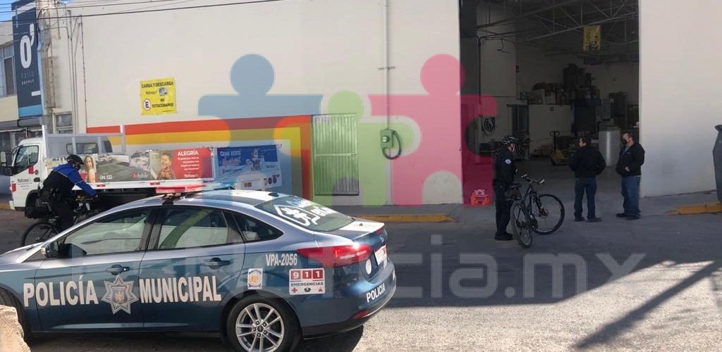Sujeto agrede a empleados de bodega con tabla por percance vial