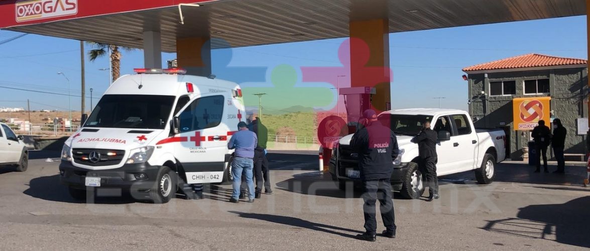 Atropella pickup de la Secretaría de Seguridad a despachador de gasolina
