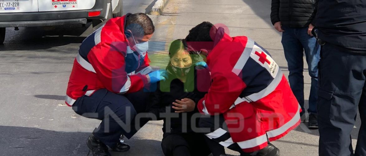 Se cae de su motoneta por pavimento en mal estado