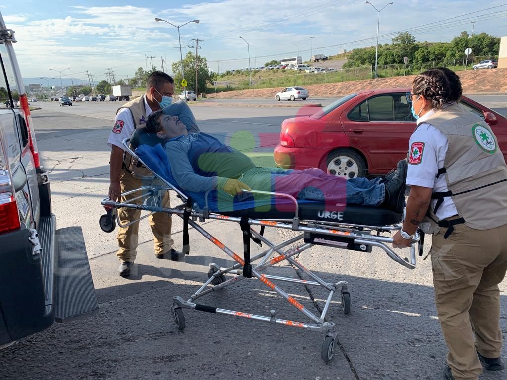 Derrapa motociclista en la Pacheco; lo llevan herido al hospital