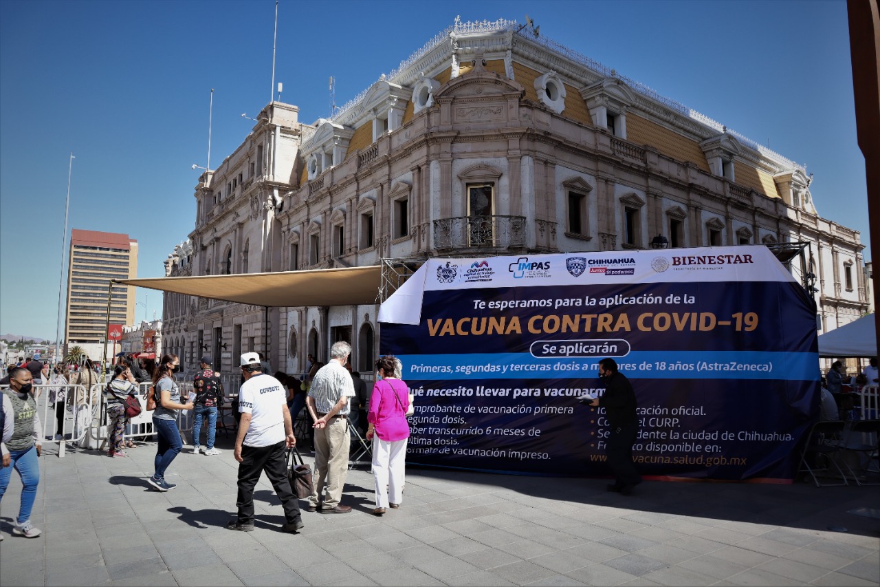 Aplican vacunas contra COVID19 en Plaza de Armas