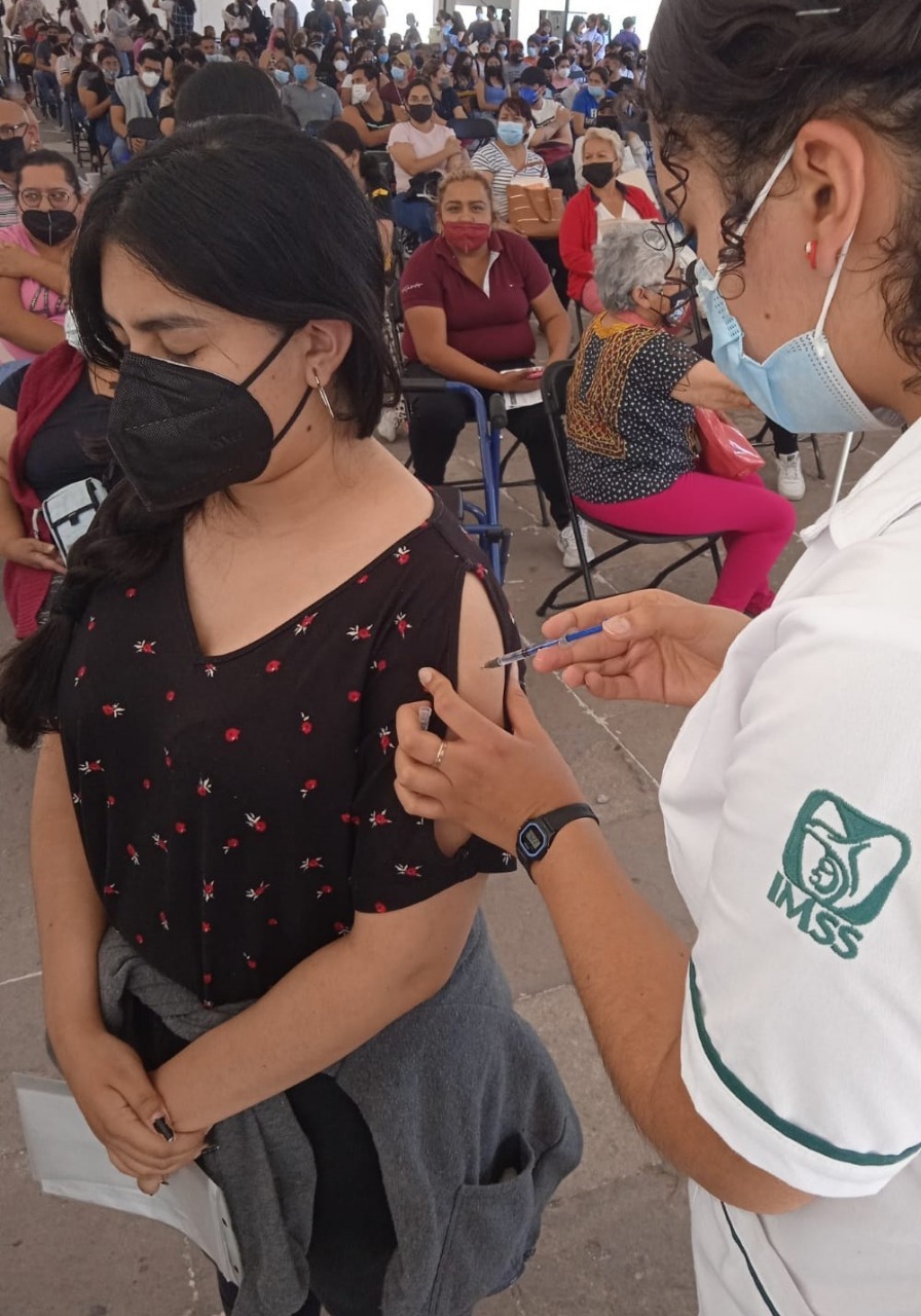 <strong>En abril IMSS y Sector Salud federal llevan a cabo una vacunación intensiva contra COVID-19 en todo México</strong><strong></strong>