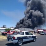 Más de 50 bomberos se encuentran sofocando incendio en fábrica de pinturas