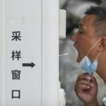 China se disculpa por violencia al allanar viviendas para desinfectarlas de COVID