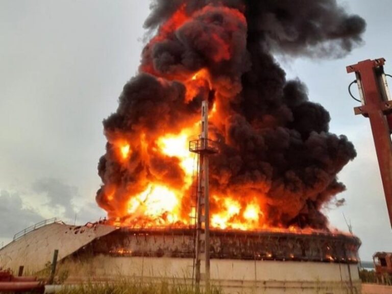 Rayo desata incendio en depósito de combustible en Cuba; hay 67 heridos