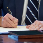 En qué consiste la Ley CHIPS que firmará Biden