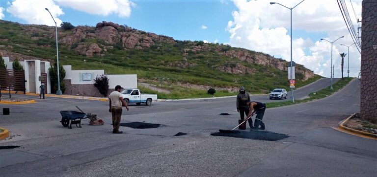 Repara Gobierno Municipal baches con mezcla de asfalto para atender denuncias ciudadanas