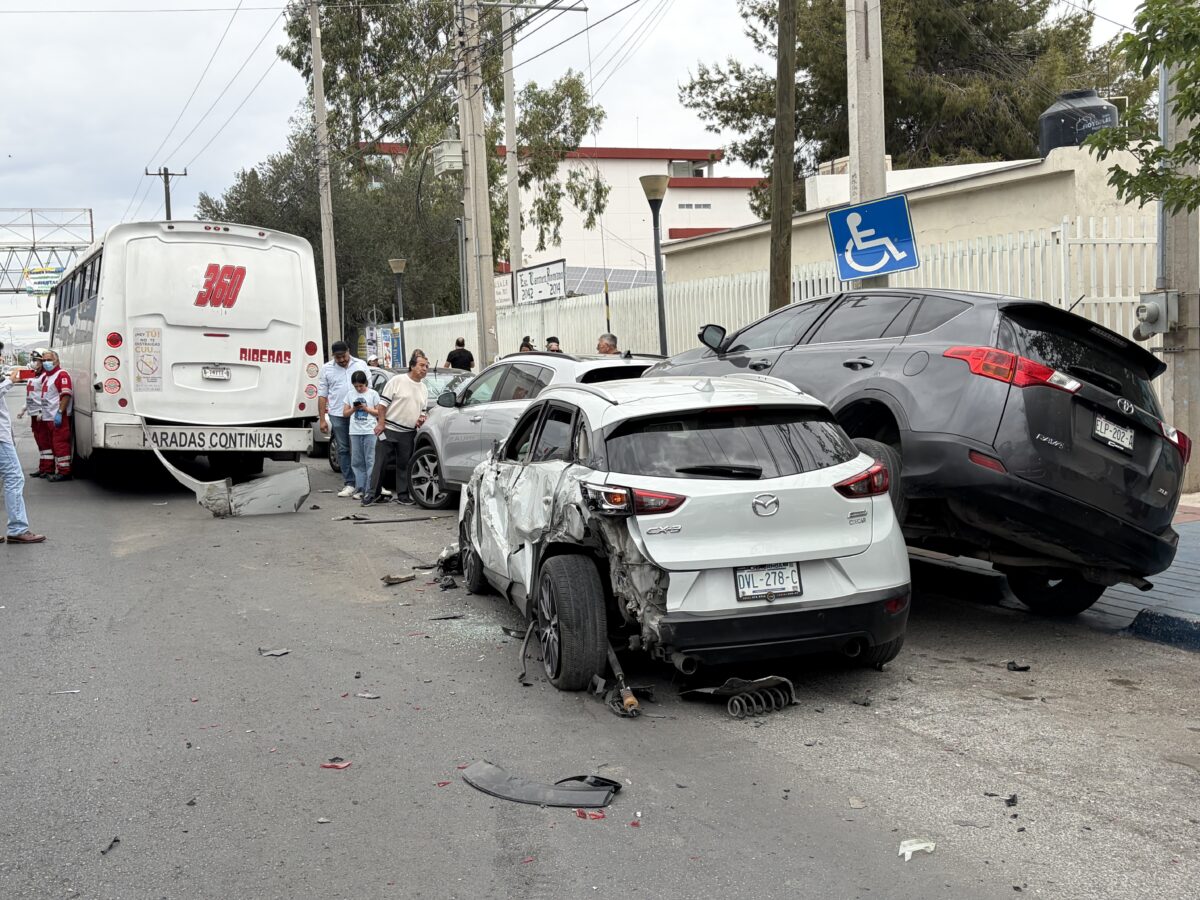 Camión urbano atropella a adulta mayor y choca contra autos en la ...